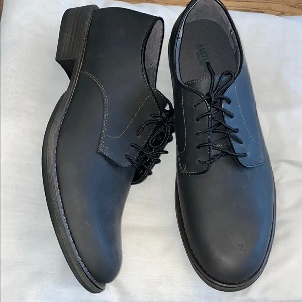 EASTLAND BLACK OILED LEATHER OXFORDS.  NEW